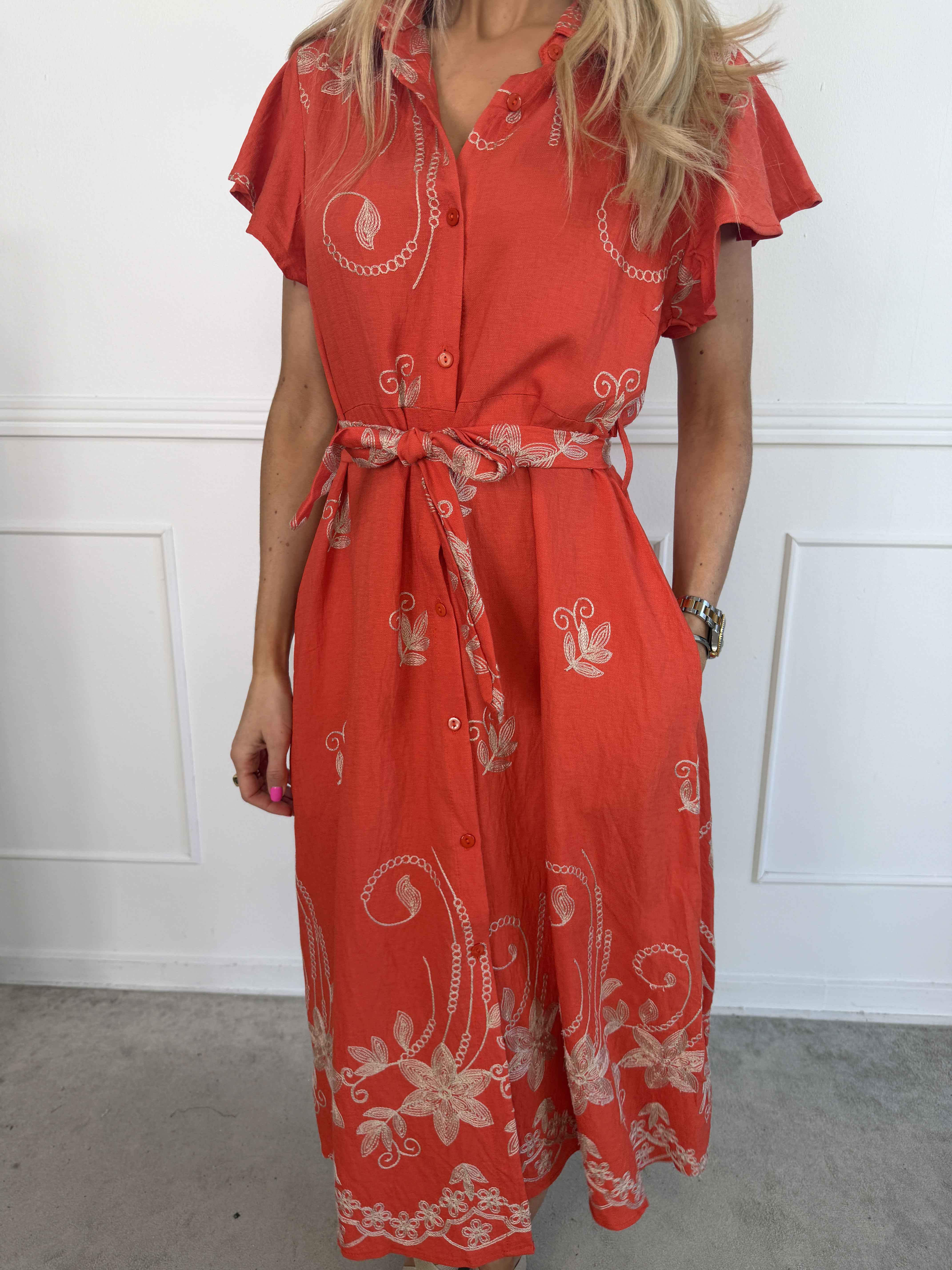 Marianne - Skjortekjole i viskose med broderede detaljer og flæseærmer.